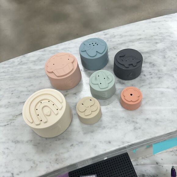 NEW silicone stacking cups - Picture 3 of 4